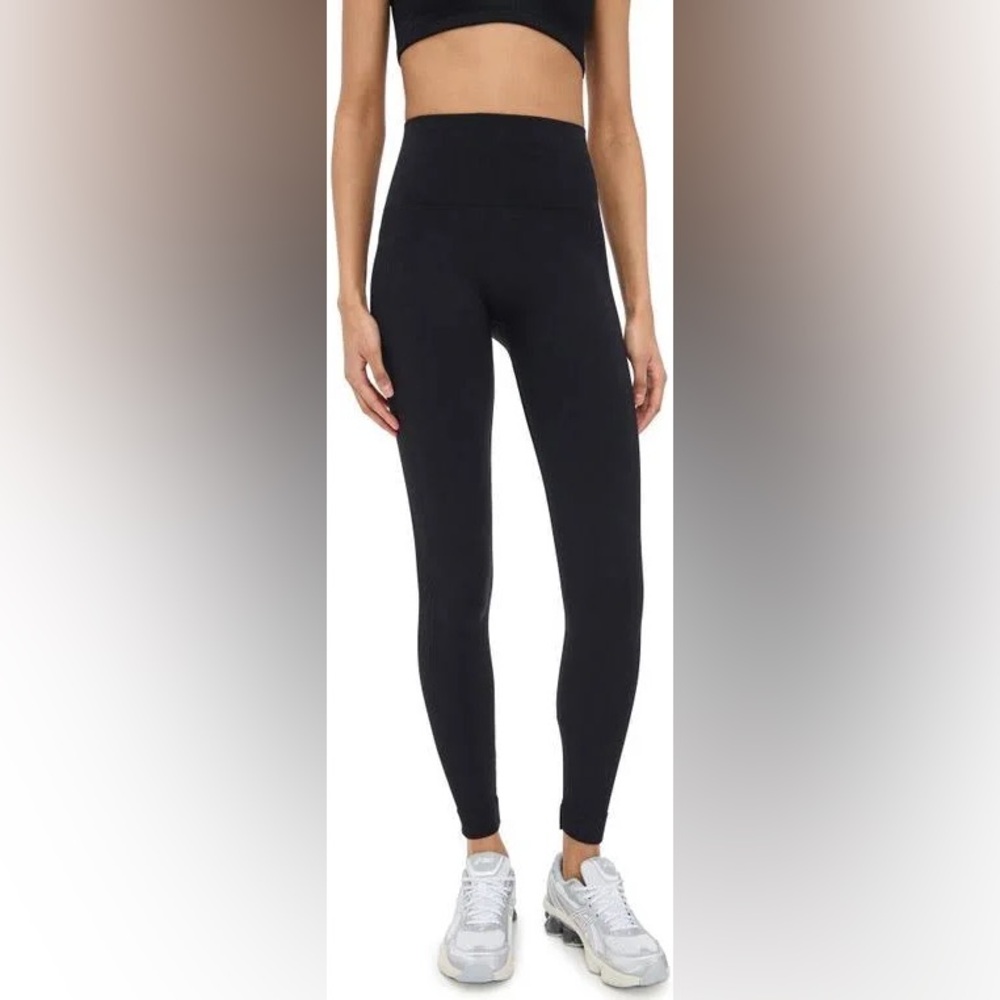 Set Active Sculptflex Leggings in Onyx. Size Medium
